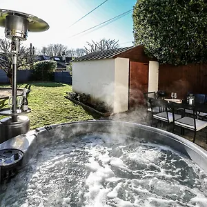 garden-apartment-with-hot-tub.tophotelsbath.com/